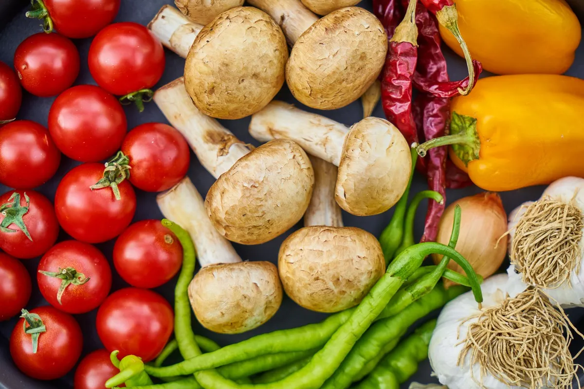 Verduras frescas variadas sobre una mesa, corazón de una dieta antiinflamatoria
