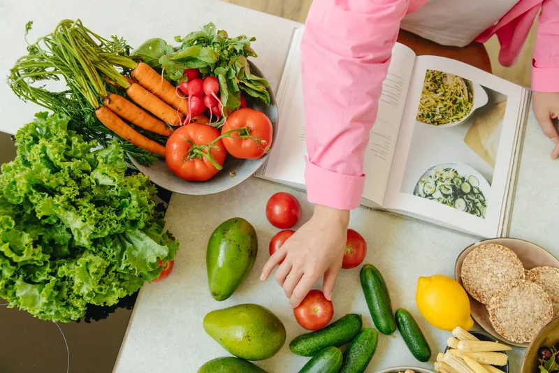 Frutos rojos frescos y avena, ingredientes baratos de un desayuno antiinflamatorio