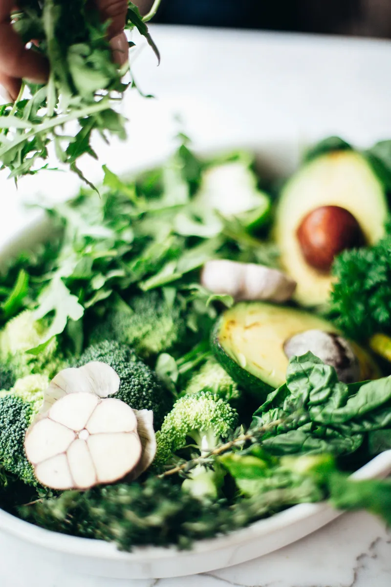 Verduras y hortalizas frescas de temporada listas para cocinar durante la semana