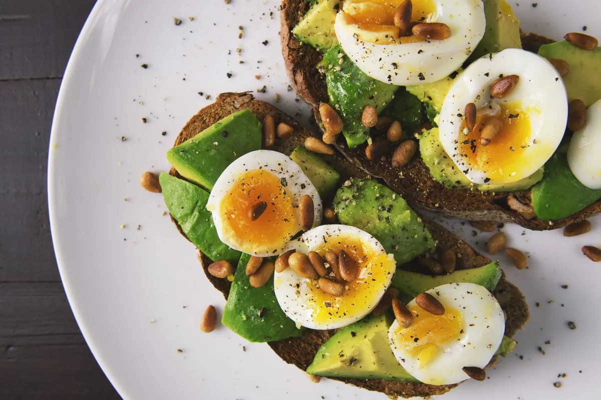 Mesa con verduras frescas, frutas y aceite de oliva, base de una dieta antiinflamatoria de 7 días