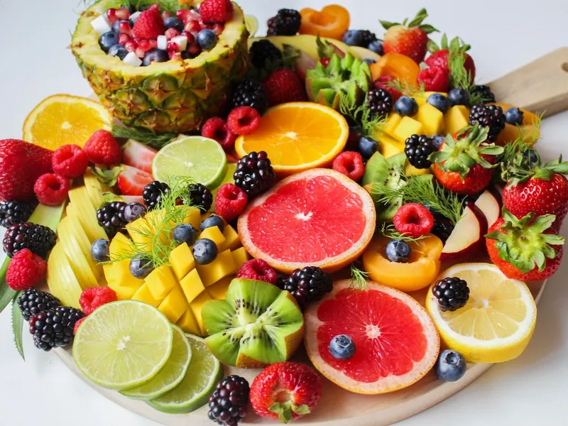 Fuente de fruta fresca variada, base de una alimentación antiinflamatoria