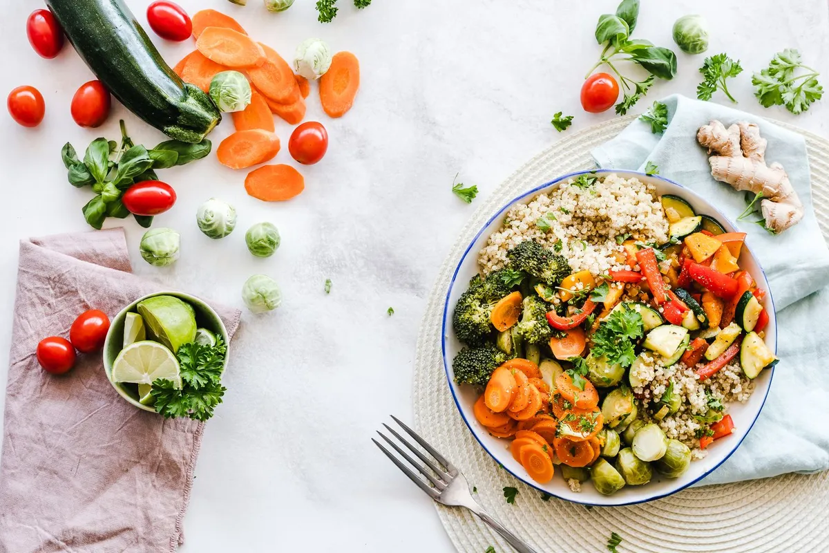 Ensalada colorida de quinoa con verduras frescas servida en un plato, ejemplo de comida antiinflamatoria