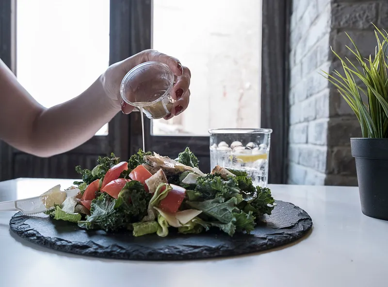 Ensalada mediterránea colorida con verduras, legumbres y aceite de oliva, comida antiinflamatoria para la menopausia