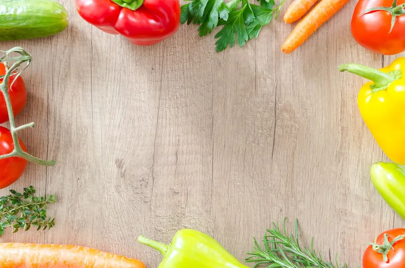 Bol de ensalada colorida con verduras frescas y aguacate, ejemplo de receta antiinflamatoria fácil